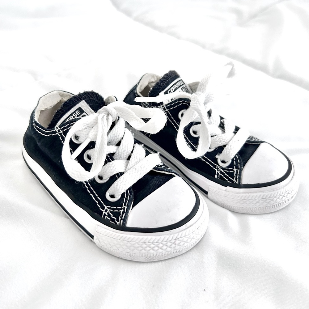 Converse All Star low top sneakers size 5 toddler